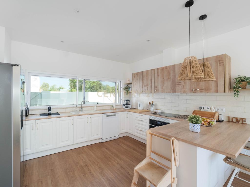 Moradia T4, que combina conforto, estilo e uma localização privilegiada situada em Tavira, no coração do Algarve. Com uma excelente exposição solar, esta propriedade é o lar ideal para quem procura qualidade de vida! - Image 13