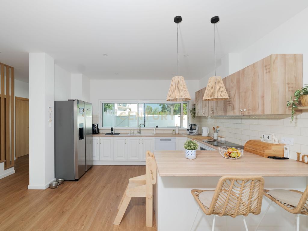 Moradia T4, que combina conforto, estilo e uma localização privilegiada situada em Tavira, no coração do Algarve. Com uma excelente exposição solar, esta propriedade é o lar ideal para quem procura qualidade de vida! - Image 12