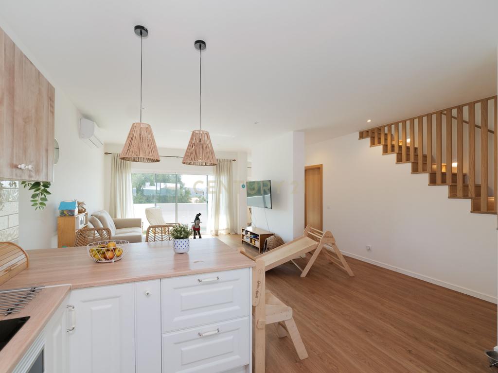 Moradia T4, que combina conforto, estilo e uma localização privilegiada situada em Tavira, no coração do Algarve. Com uma excelente exposição solar, esta propriedade é o lar ideal para quem procura qualidade de vida! - Image 15