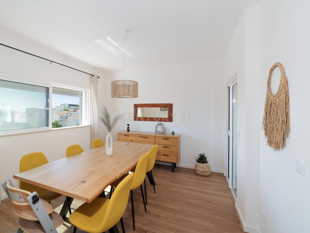 Moradia T4, que combina conforto, estilo e uma localização privilegiada situada em Tavira, no coração do Algarve. Com uma excelente exposição solar, esta propriedade é o lar ideal para quem procura qualidade de vida! - Image 16