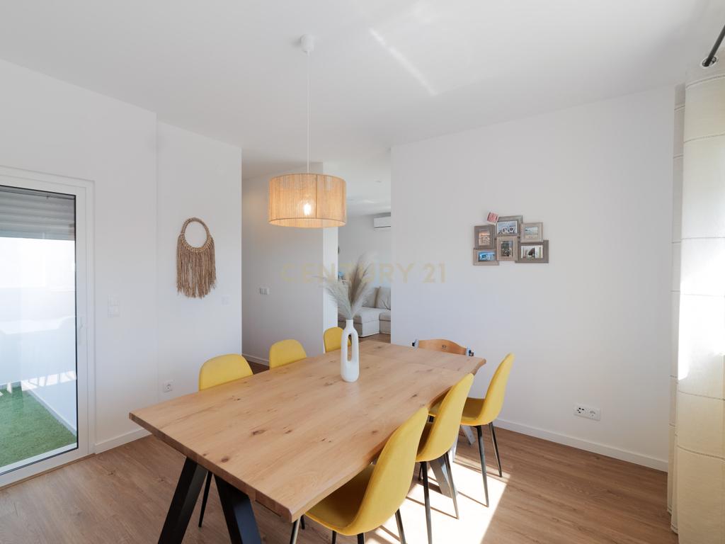 Moradia T4, que combina conforto, estilo e uma localização privilegiada situada em Tavira, no coração do Algarve. Com uma excelente exposição solar, esta propriedade é o lar ideal para quem procura qualidade de vida! - Image 17