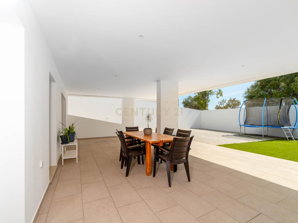 Moradia T4, que combina conforto, estilo e uma localização privilegiada situada em Tavira, no coração do Algarve. Com uma excelente exposição solar, esta propriedade é o lar ideal para quem procura qualidade de vida! - Image 41