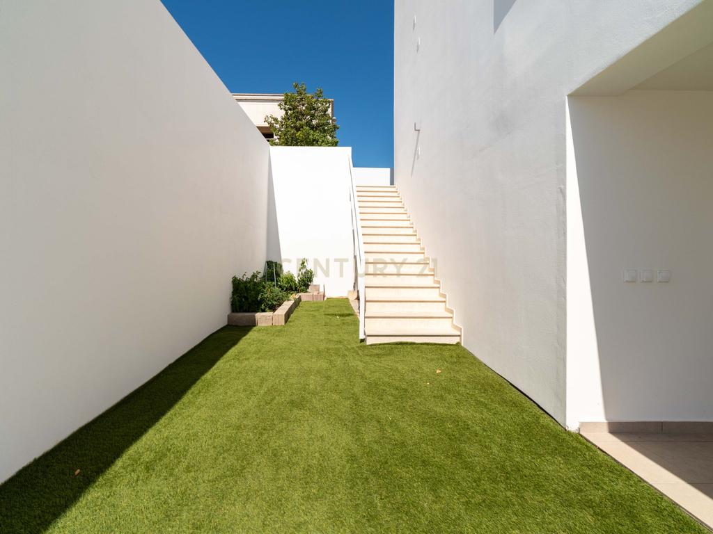 Moradia T4, que combina conforto, estilo e uma localização privilegiada situada em Tavira, no coração do Algarve. Com uma excelente exposição solar, esta propriedade é o lar ideal para quem procura qualidade de vida! - Image 37