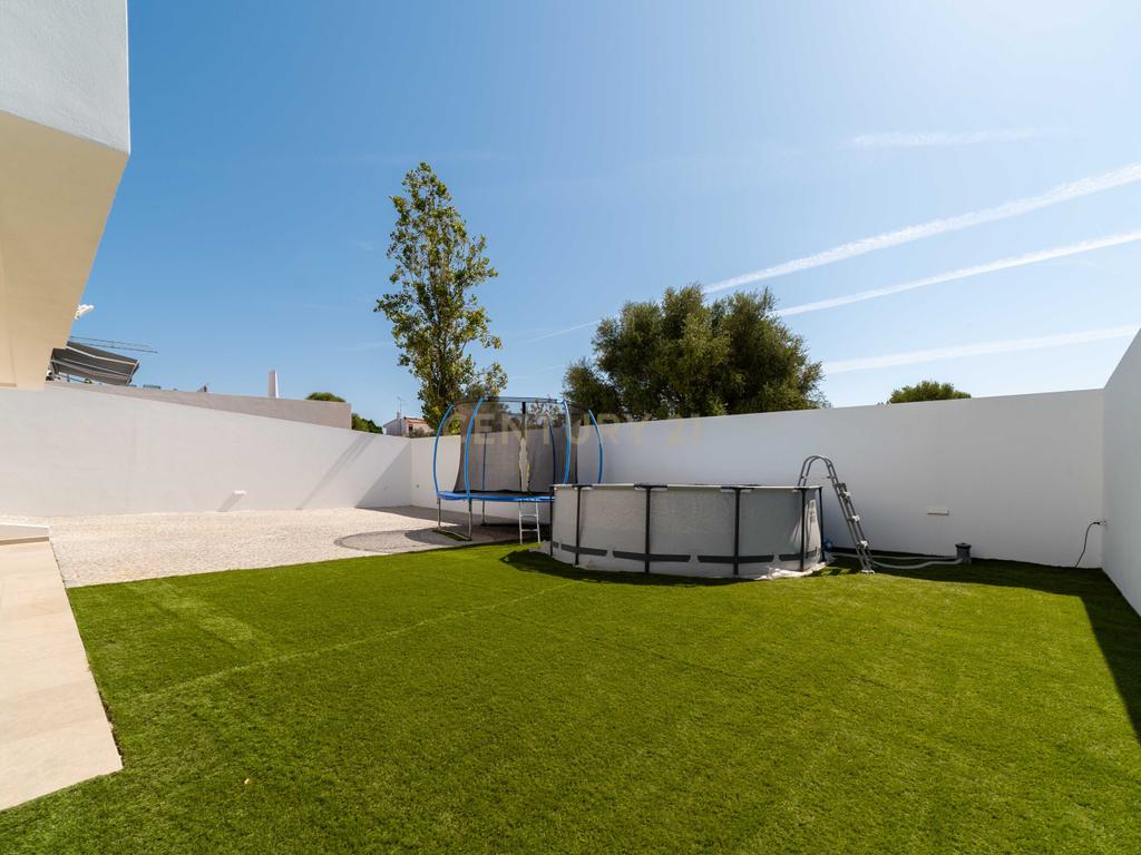 Moradia T4, que combina conforto, estilo e uma localização privilegiada situada em Tavira, no coração do Algarve. Com uma excelente exposição solar, esta propriedade é o lar ideal para quem procura qualidade de vida! - Image 38