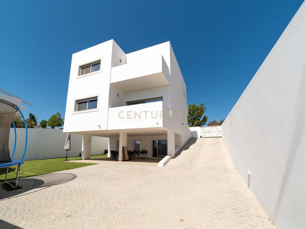 Moradia T4, que combina conforto, estilo e uma localização privilegiada situada em Tavira, no coração do Algarve. Com uma excelente exposição solar, esta propriedade é o lar ideal para quem procura qualidade de vida! - Image 42