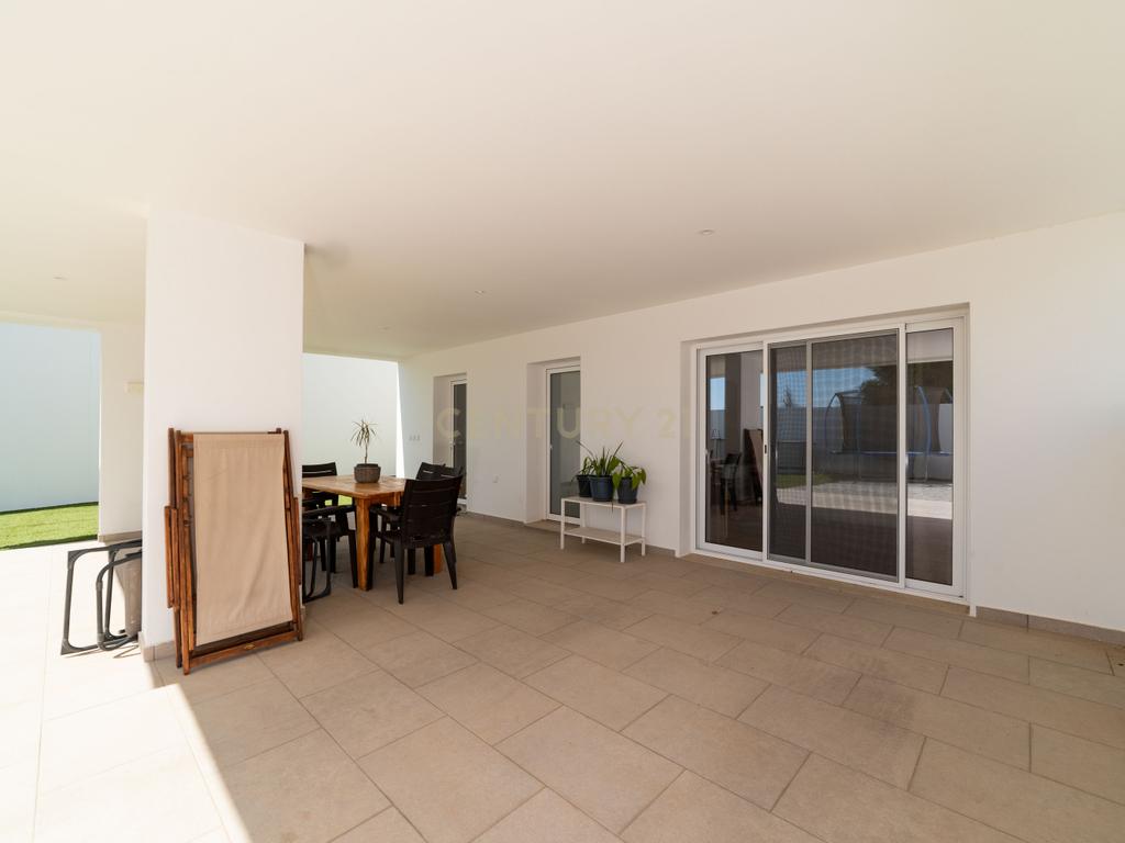Moradia T4, que combina conforto, estilo e uma localização privilegiada situada em Tavira, no coração do Algarve. Com uma excelente exposição solar, esta propriedade é o lar ideal para quem procura qualidade de vida! - Image 40