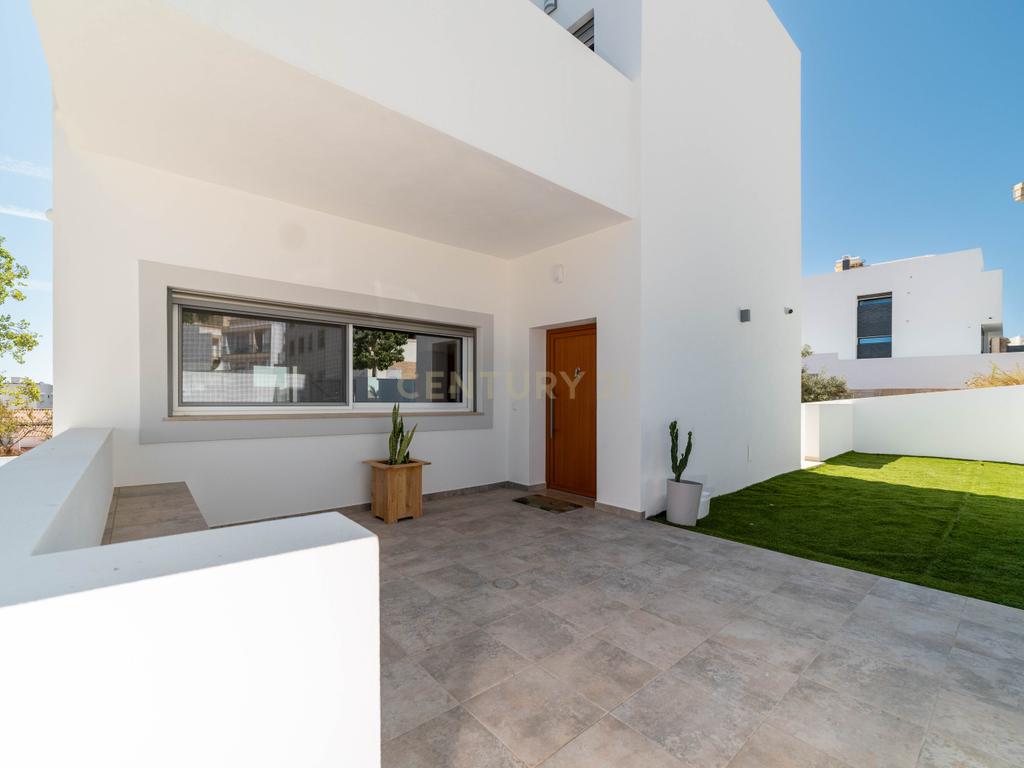 Moradia T4, que combina conforto, estilo e uma localização privilegiada situada em Tavira, no coração do Algarve. Com uma excelente exposição solar, esta propriedade é o lar ideal para quem procura qualidade de vida! - Image 9
