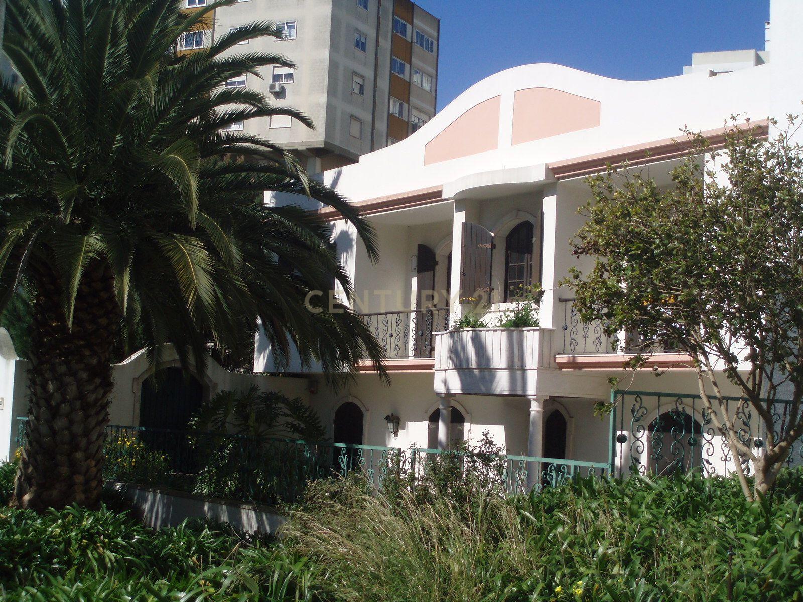 Moradia T4 - Massamá Centro - Image 24