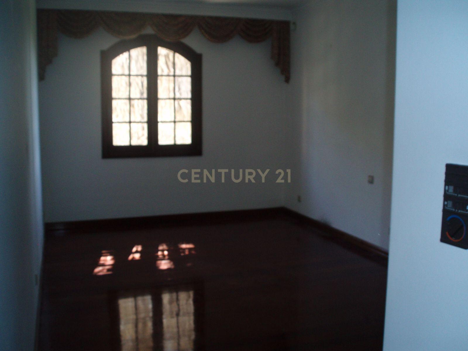 Moradia T4 - Massamá Centro - Image 10