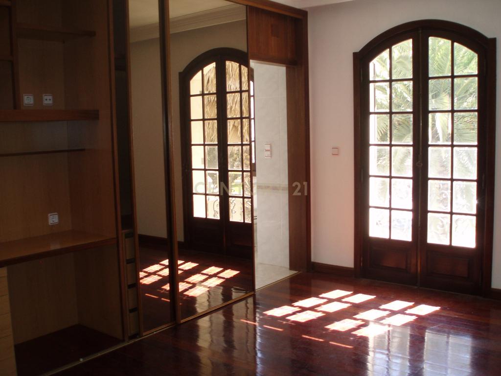 Excelente Moradia T4 - Massamá - Image 4