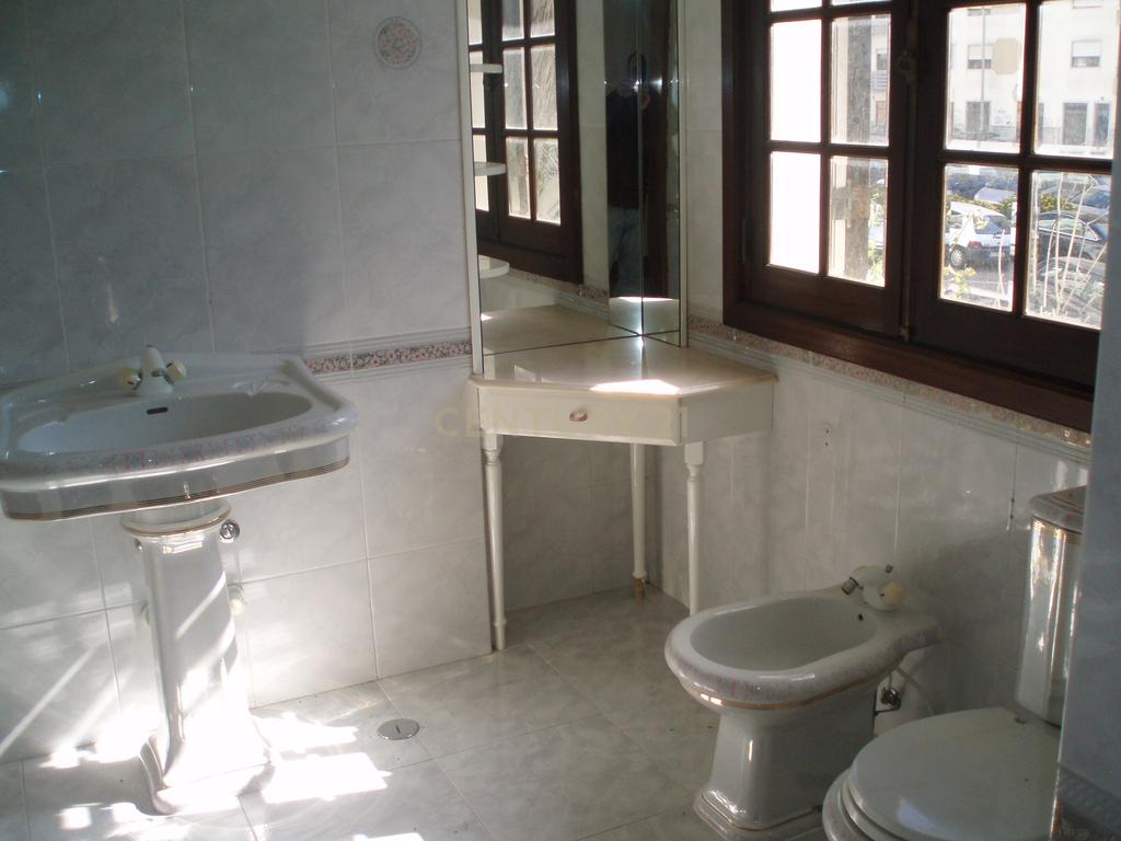 Excelente Moradia T4 - Massamá - Image 15