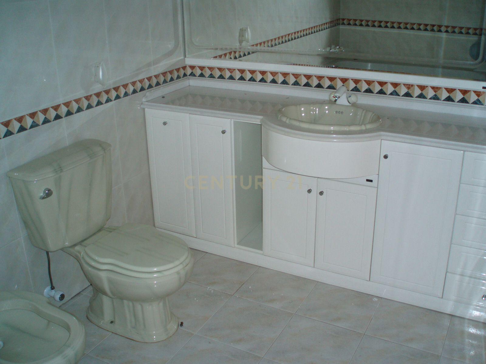 Moradia T4 - Massamá Centro - Image 11