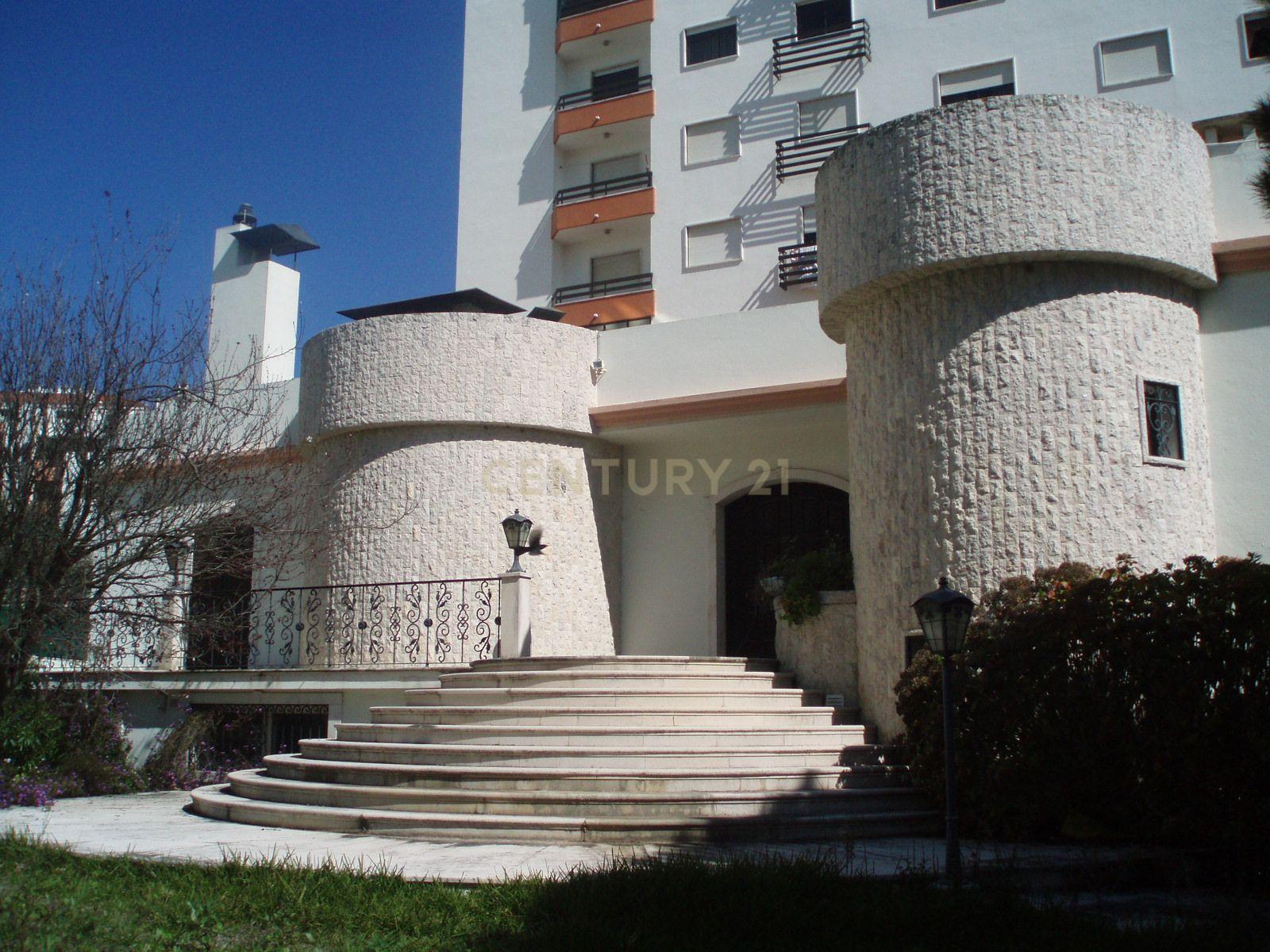 Moradia T4 - Massamá Centro - Image 1