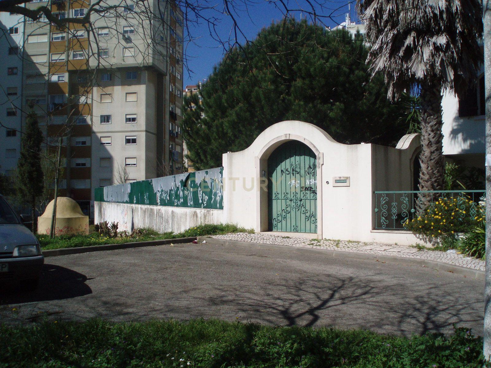Moradia T4 - Massamá Centro - Image 25