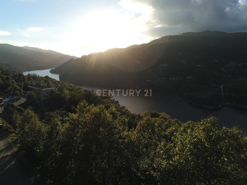 Terreno com 2.240m2 ² com vista deslumbrantes para o rio no Gerês - Image 19