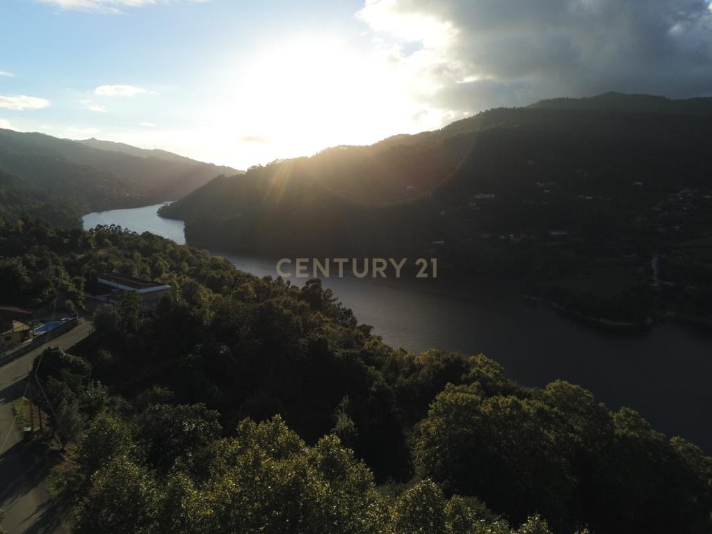 Terreno com 2.240m2 ² com vista deslumbrantes para o rio no Gerês - Image 2