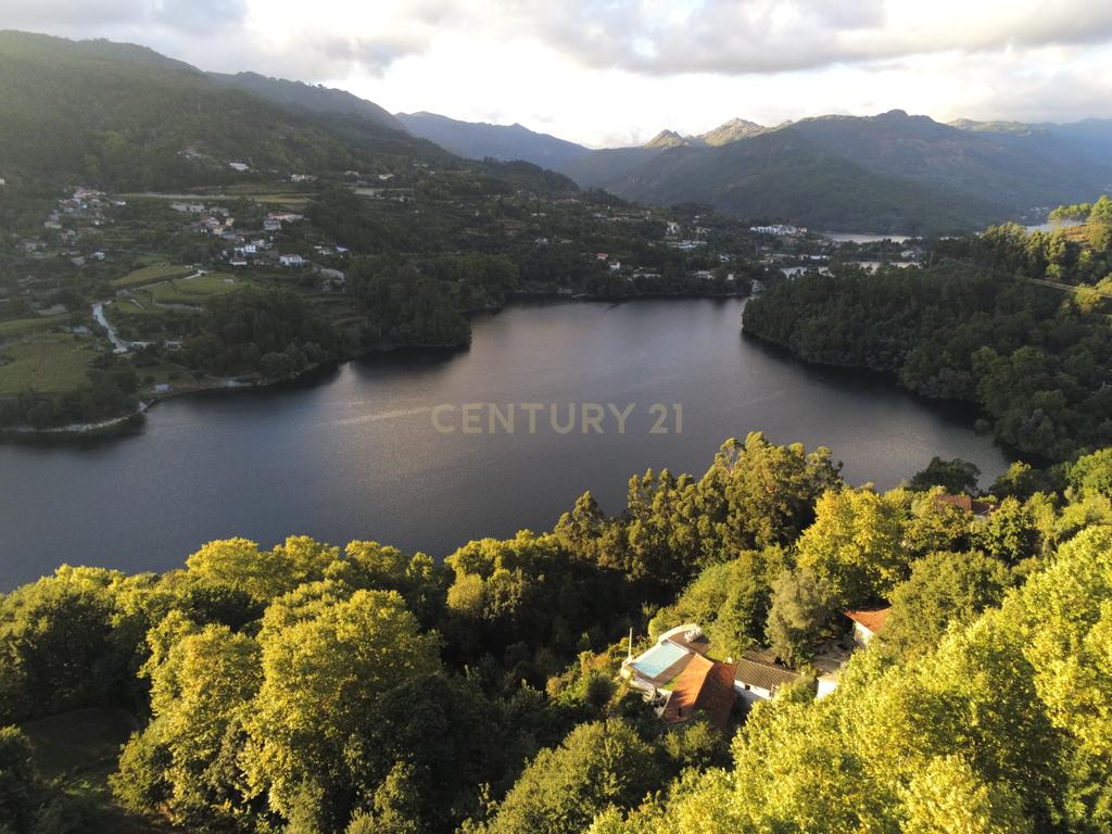 Terreno com 2.240m2 ² com vista deslumbrantes para o rio no Gerês - Image 1