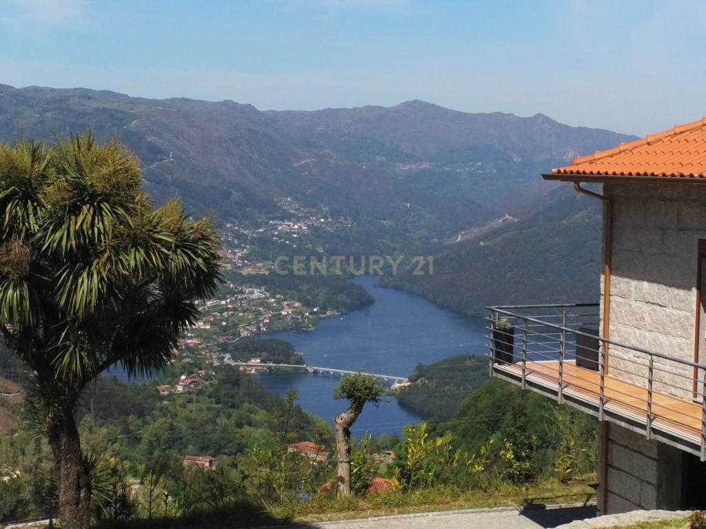 Duas Casas na zona do Gerês com 3 Suites e  vistas rio - Image 35