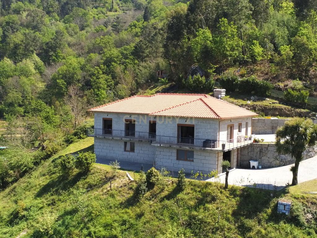 Duas Casas na zona do Gerês com 3 Suites e  vistas rio - Image 31