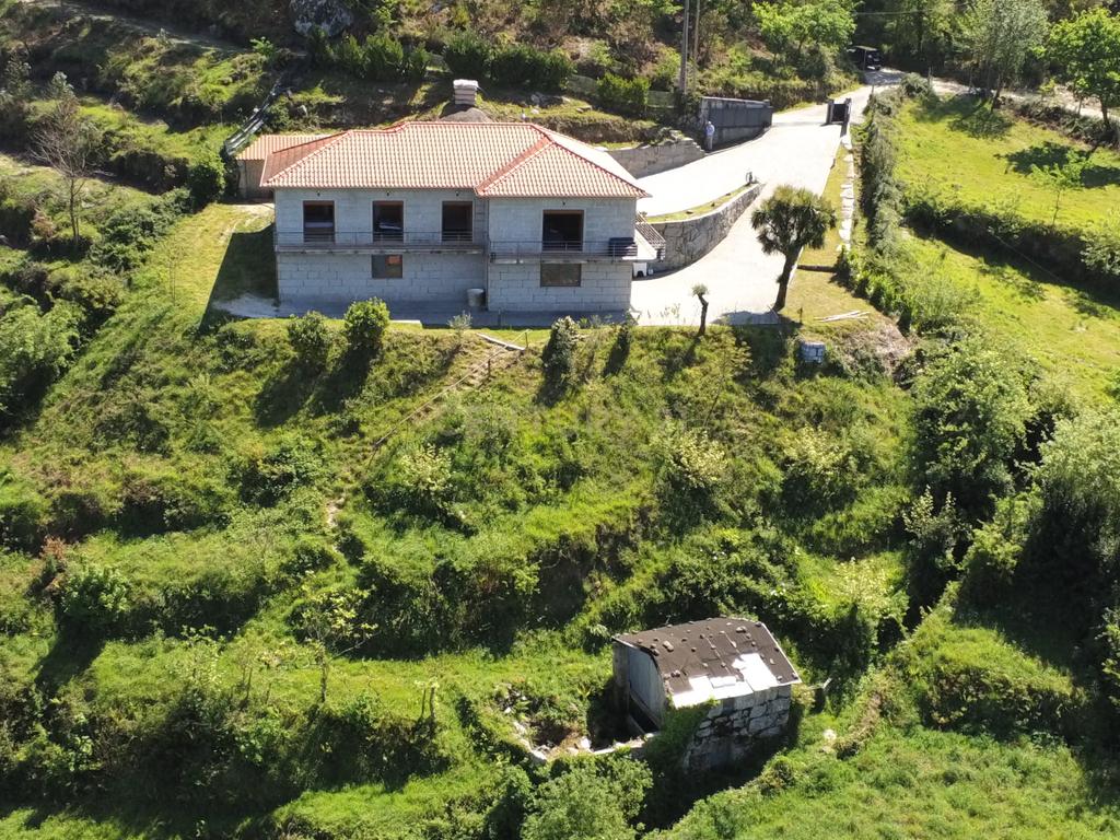 Duas Casas na zona do Gerês com 3 Suites e  vistas rio - Image 32