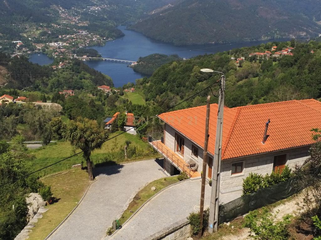 Duas Casas na zona do Gerês com 3 Suites e  vistas rio - Image 33
