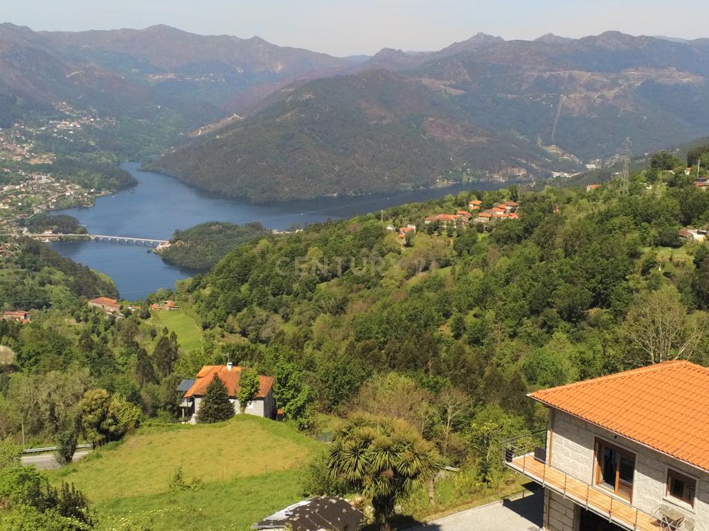 Duas Casas na zona do Gerês com 3 Suites e  vistas rio - Image 34