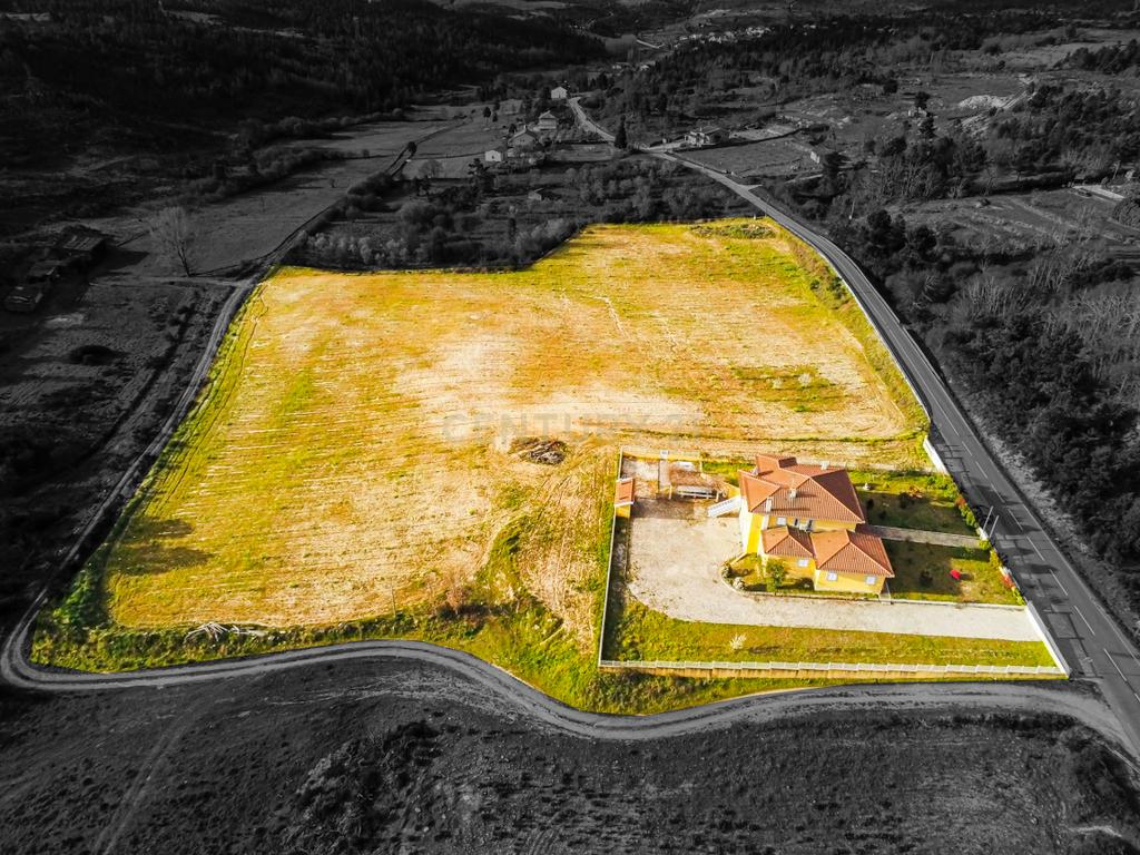 Empreendimento - Quinta com 3,5ha (35.288m²) - Moradia T5, com amendoeiras e oliveiras. Vila Flor - Bragança - Image 1