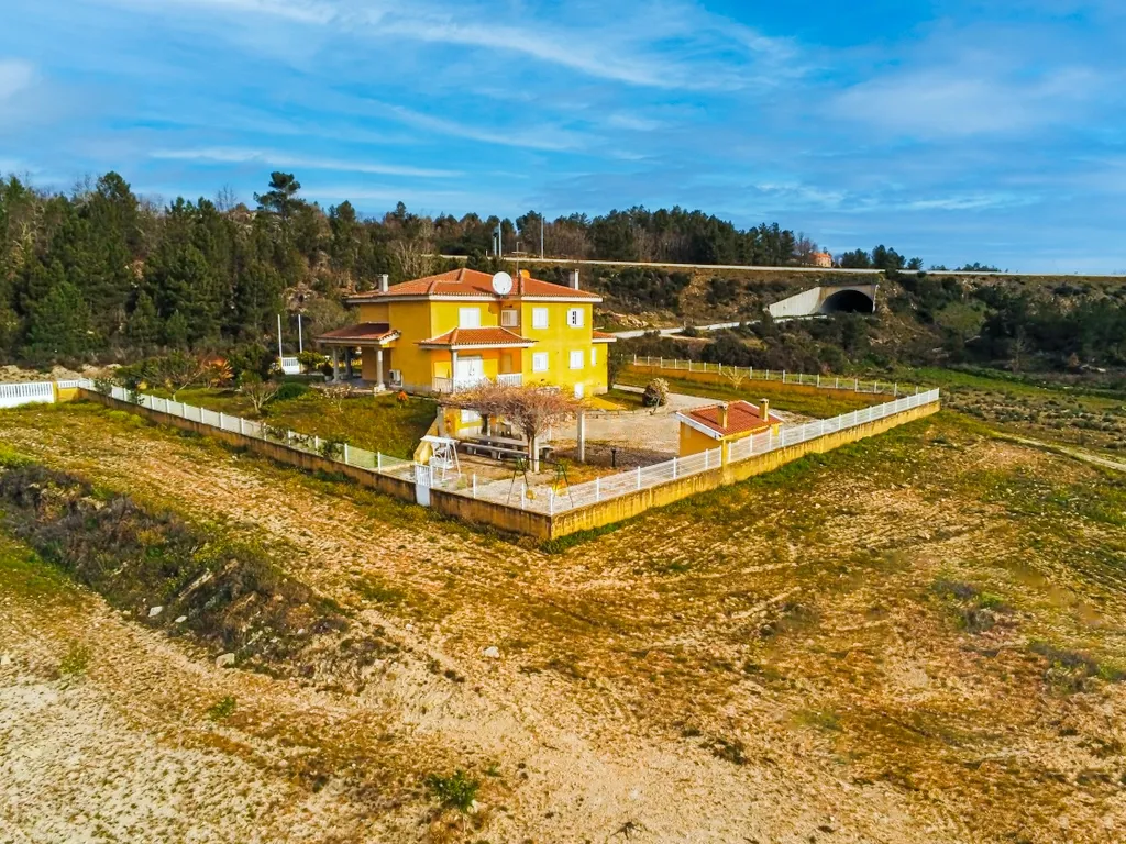 Empreendimento - Quinta com 3,5ha (35.288m²) - Moradia T5, com amendoeiras e oliveiras. Vila Flor - Bragança - Image 3