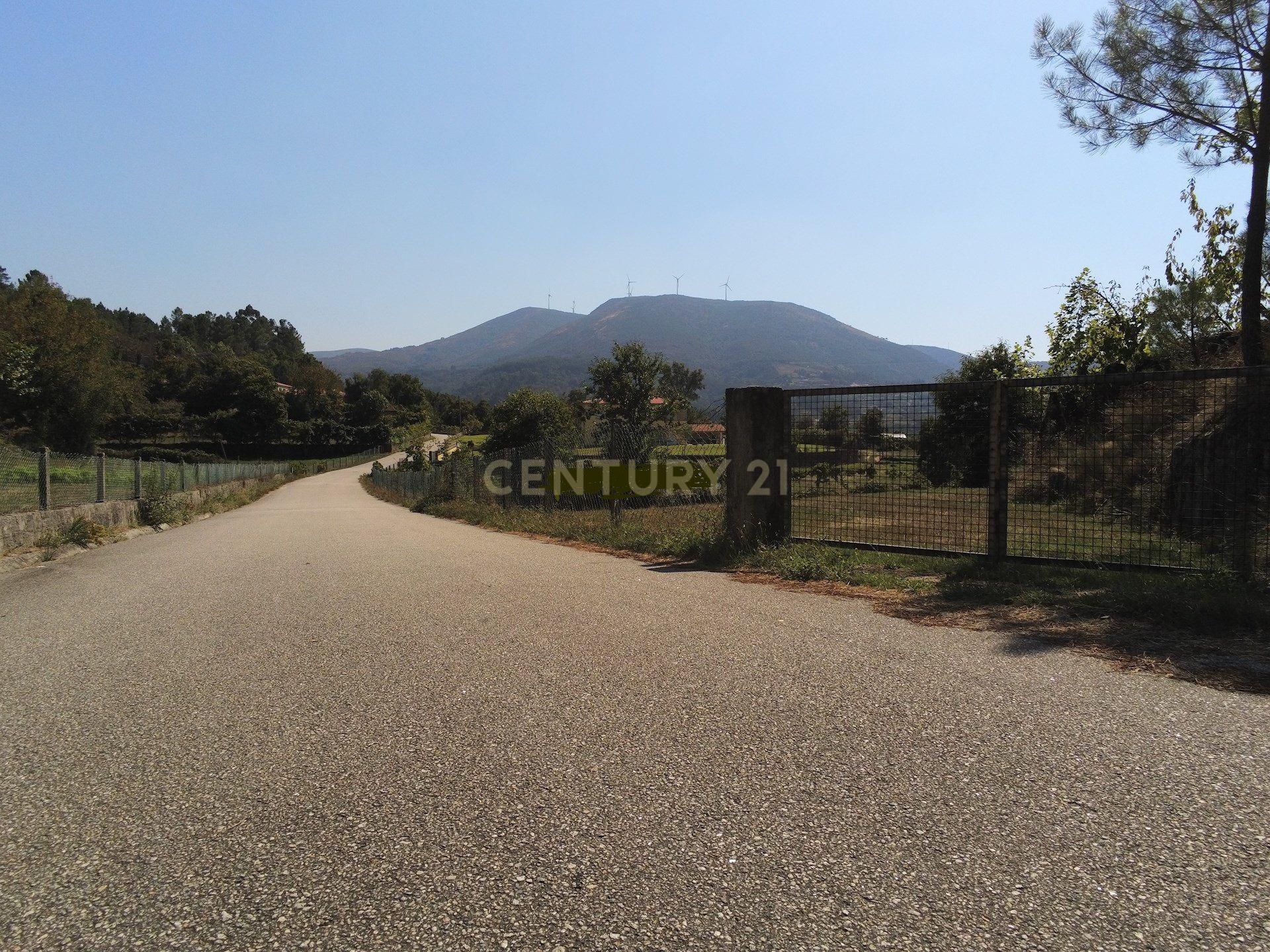 Terreno com 2.500m2 na zona do Gerês com projeto, licenças e alvarás aprovados para moradia - Image 13