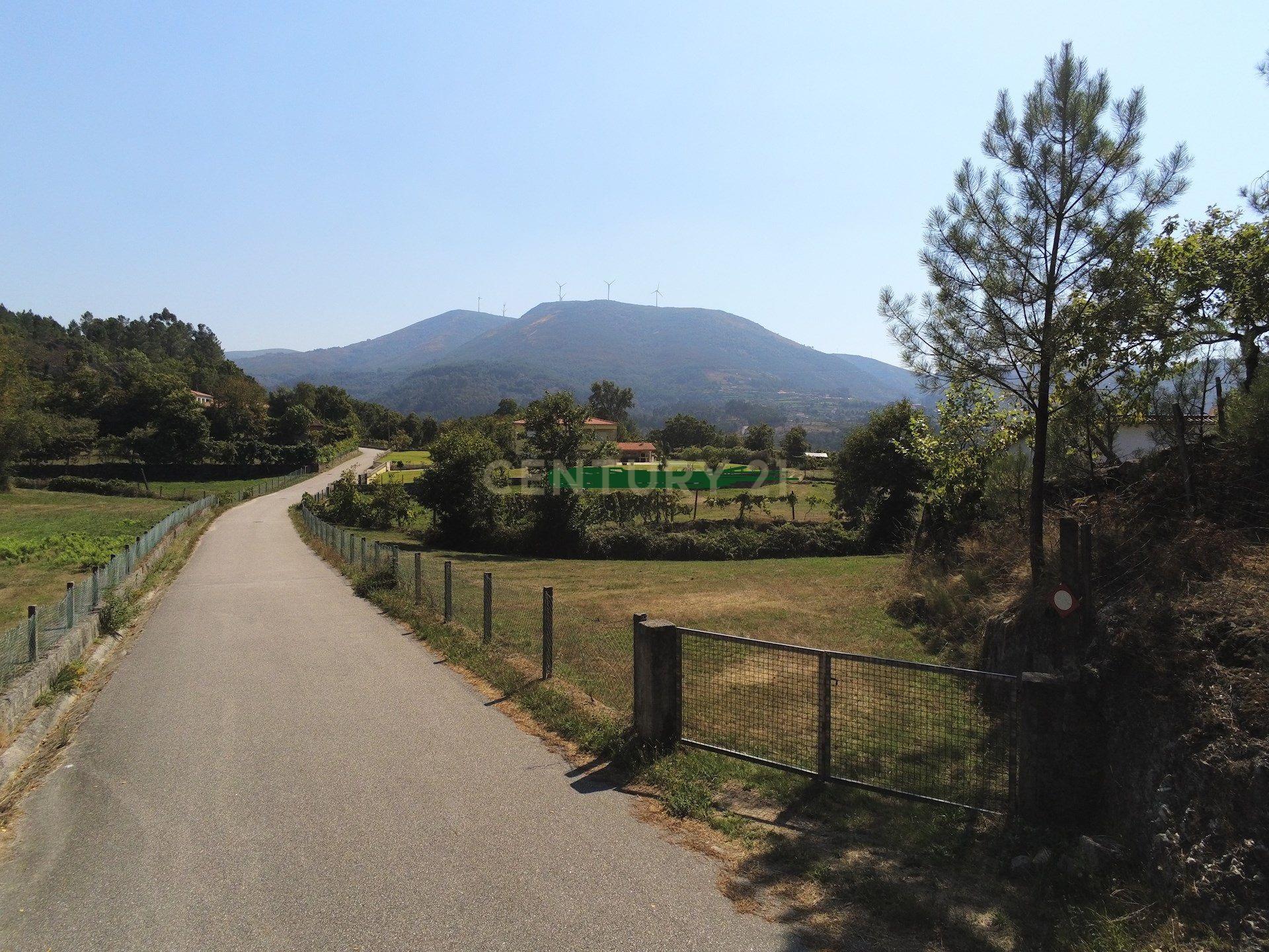 Terreno com 2.500m2 na zona do Gerês com projeto, licenças e alvarás aprovados para moradia - Image 11