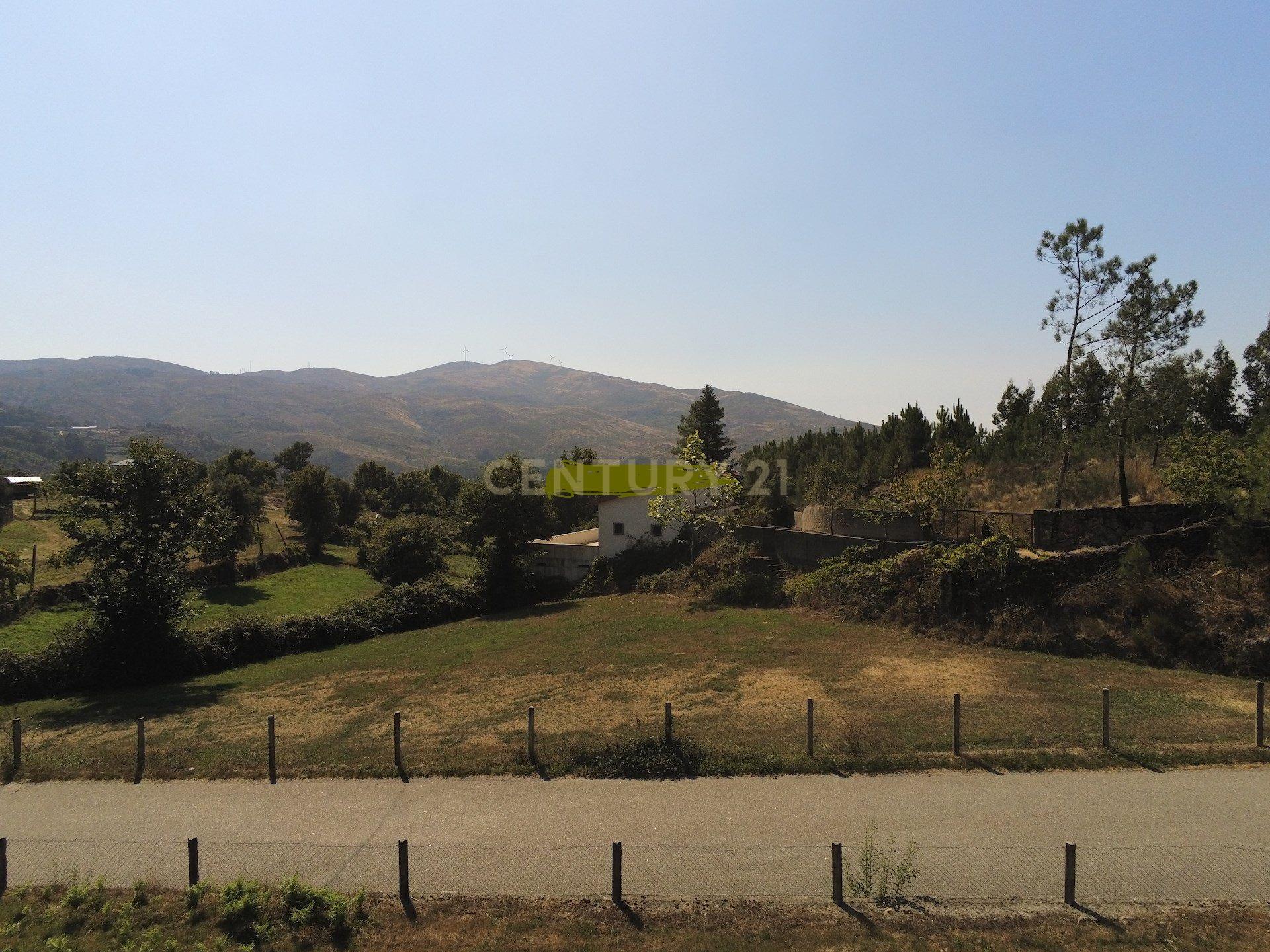 Terreno com 2.500m2 na zona do Gerês com projeto, licenças e alvarás aprovados para moradia - Image 4