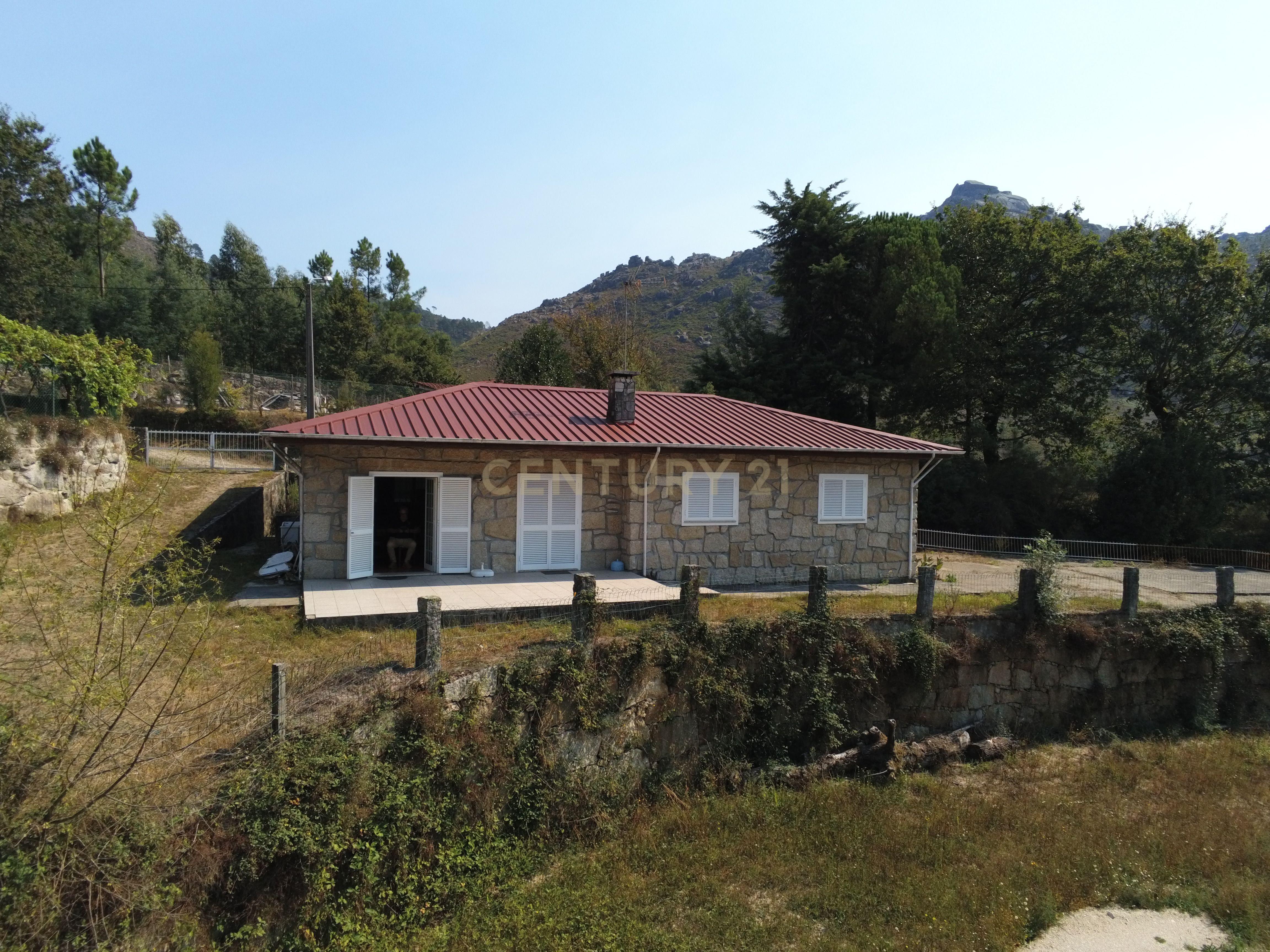Moradia Térrea com 10.000m2 tereno no Gerês - Image 24