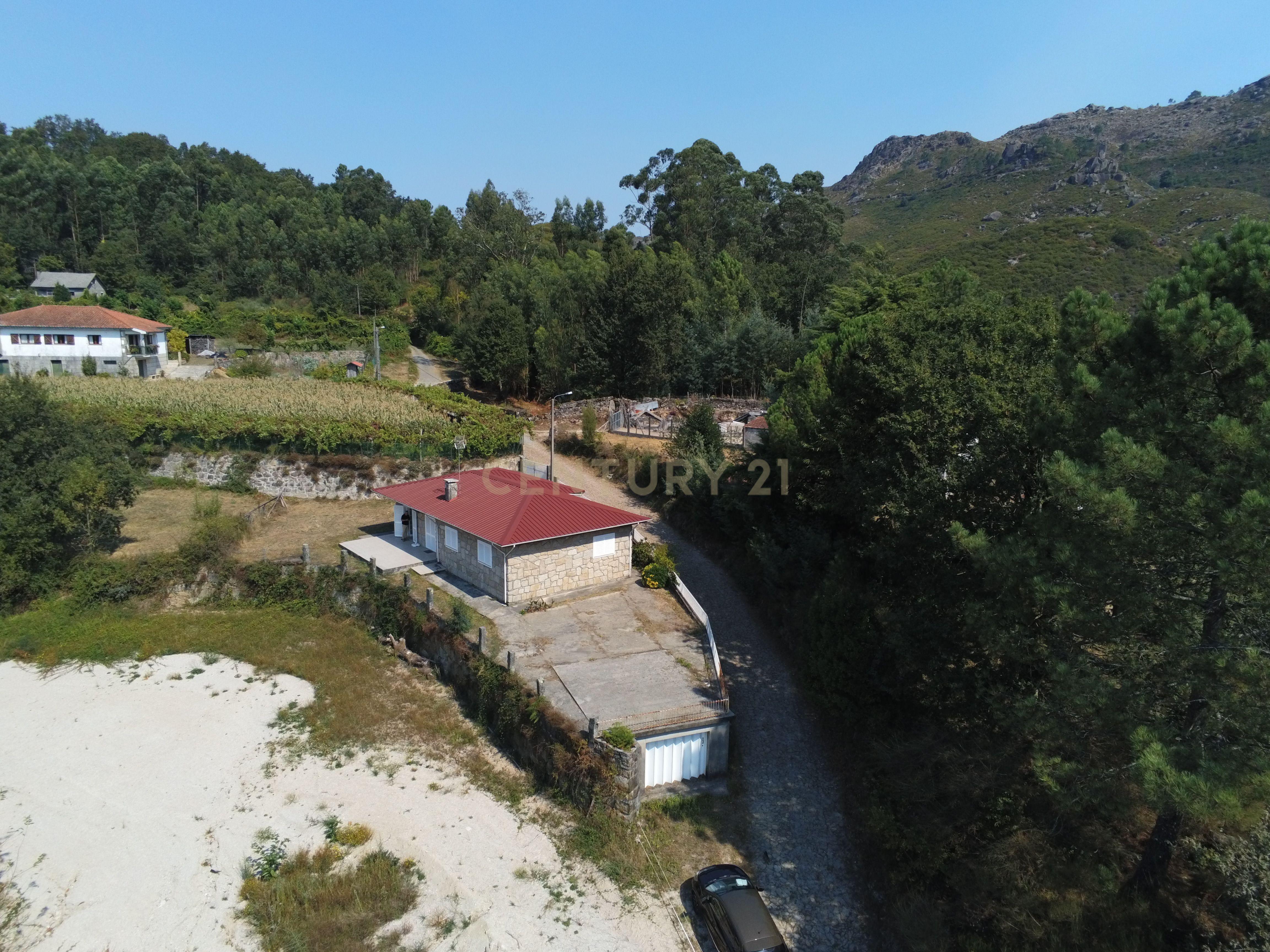 Moradia Térrea com 10.000m2 tereno no Gerês - Image 11