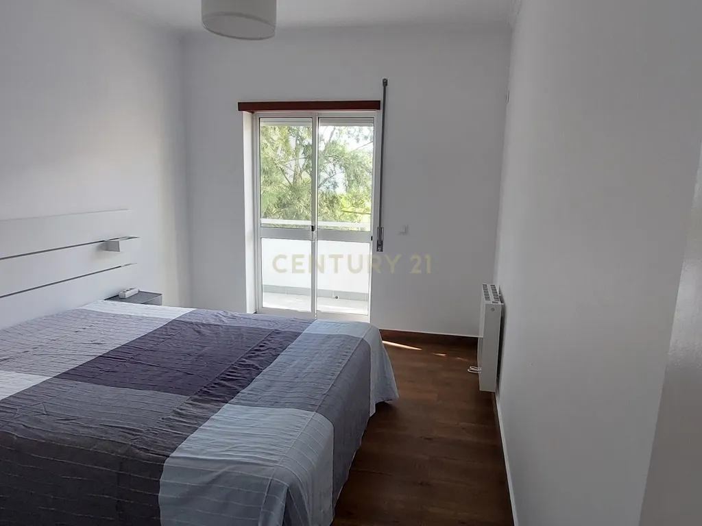 Arrenda-se Apartamento T3 Renovado em Oeiras - Image 3