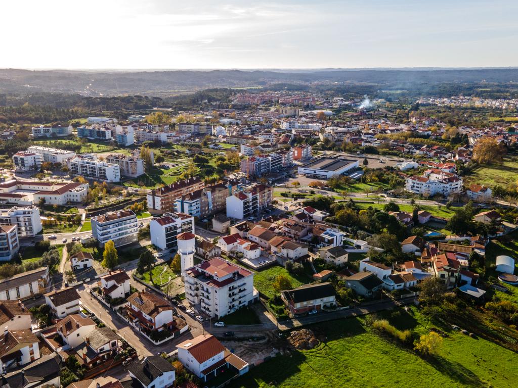 Moradia para reconstrução com Terreno de 1504m2 junto ao Mercado de Condeixa - Image 5