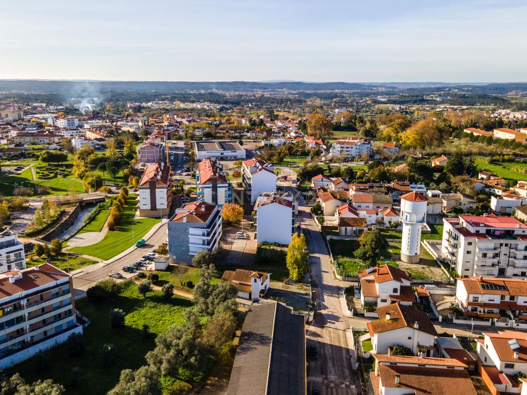 Moradia para reconstrução com Terreno de 1504m2 junto ao Mercado de Condeixa - Image 4