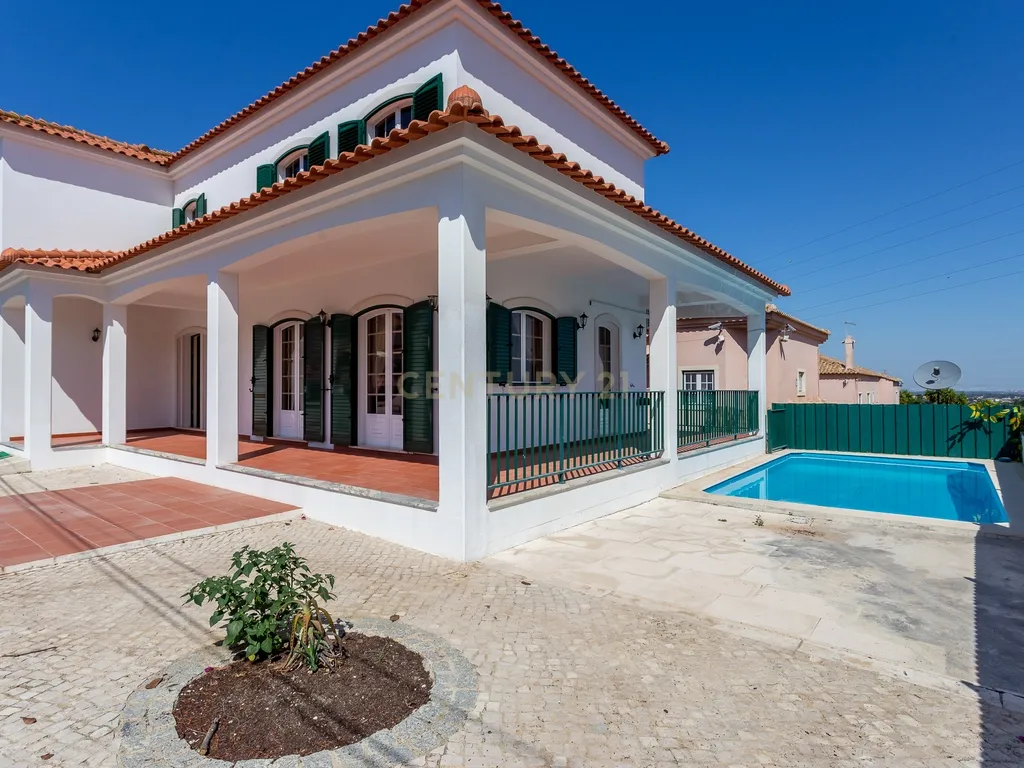 Moradia em Palmela, com Garagem, Piscina e Jardim - Image 1