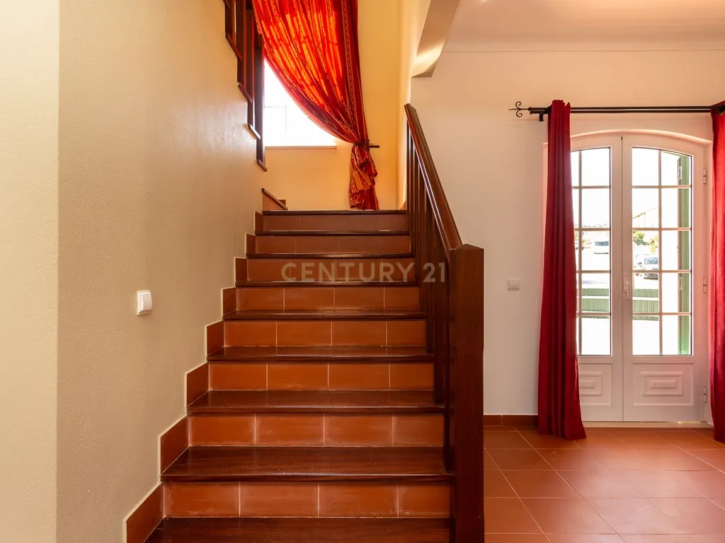 Moradia em Palmela, com Garagem, Piscina e Jardim - Image 9