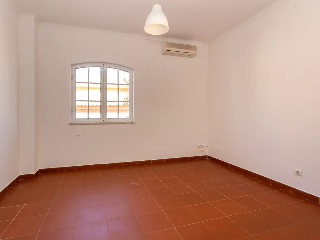 Moradia em Palmela, com Garagem, Piscina e Jardim - Image 11