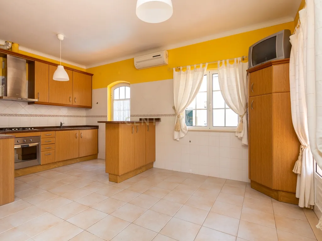 Moradia em Palmela, com Garagem, Piscina e Jardim - Image 5