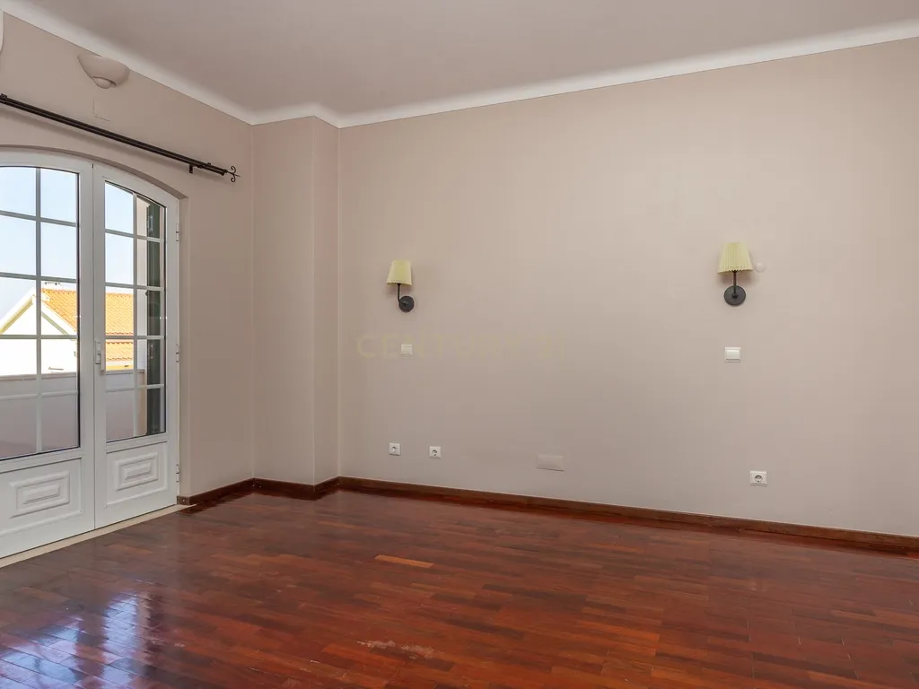 Moradia em Palmela, com Garagem, Piscina e Jardim - Image 10