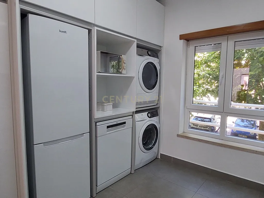 Arrenda-se Apartamento T3 Renovado em Oeiras - Image 2