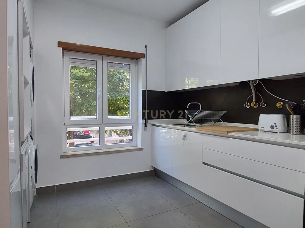 Arrenda-se Apartamento T3 Renovado em Oeiras - Image 6