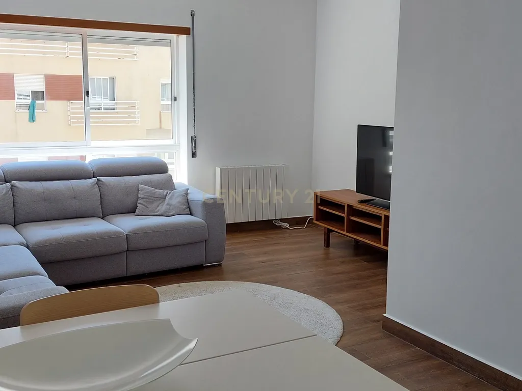 Arrenda-se Apartamento T3 Renovado em Oeiras - Image 1