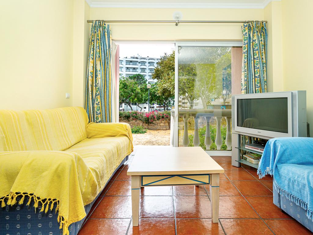 Apartamento T2 no Prestigiado Condomínio Fechado Parque dos Reis - Monte Gordo, Algarve - Image 8