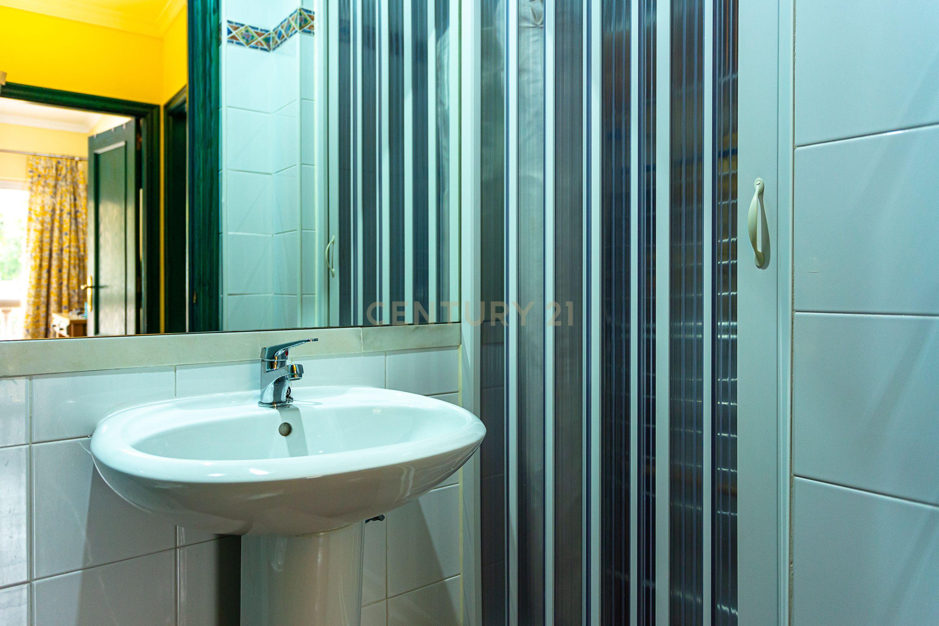 Apartamento T2 no Prestigiado Condomínio Fechado Parque dos Reis - Monte Gordo, Algarve - Image 9