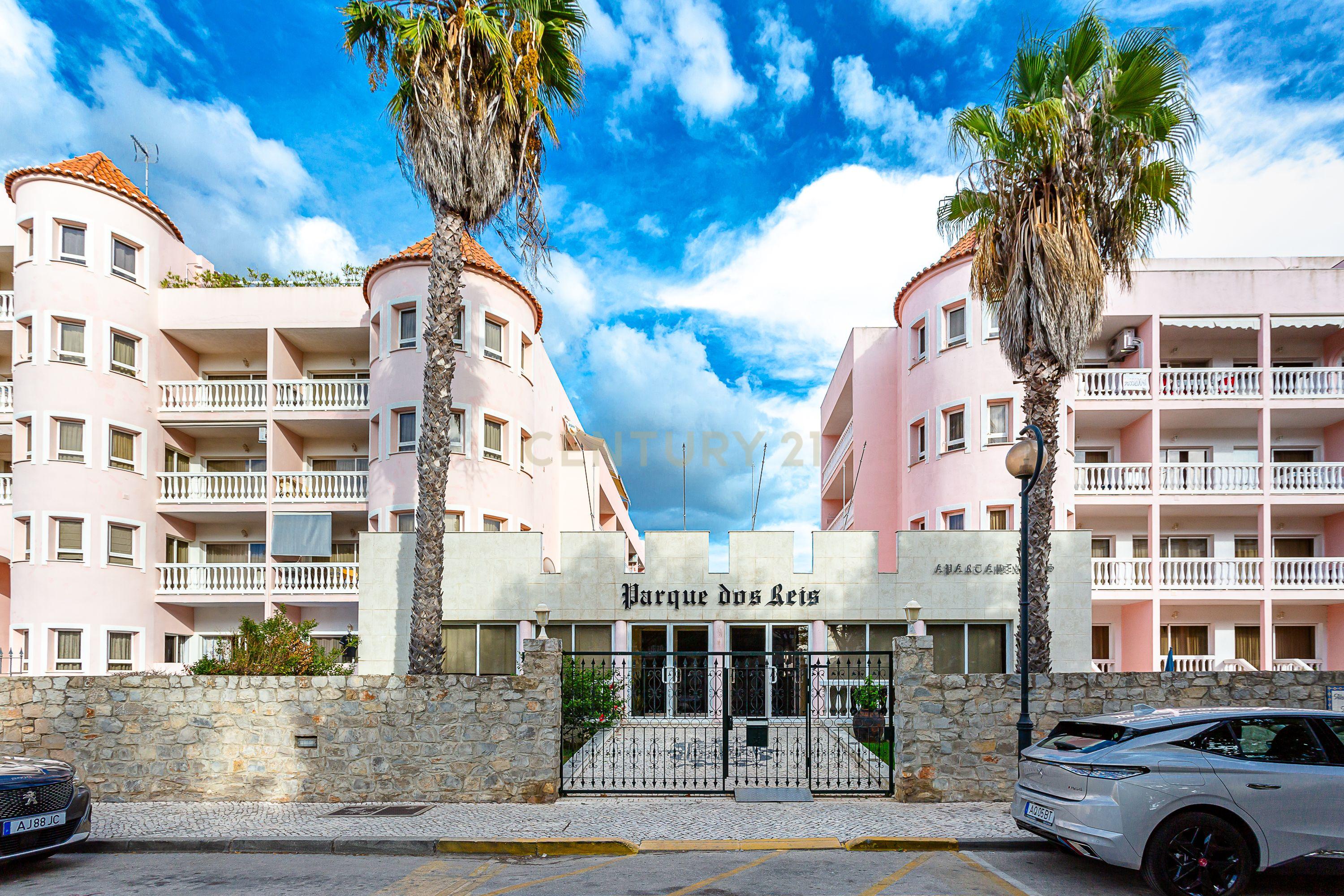 Apartamento T2 no Prestigiado Condomínio Fechado Parque dos Reis - Monte Gordo, Algarve - Image 2