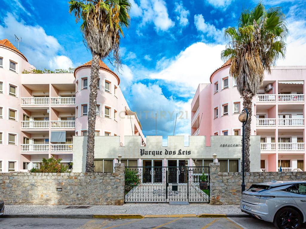 Apartamento T2 no Prestigiado Condomínio Fechado Parque dos Reis - Monte Gordo, Algarve - Image 2