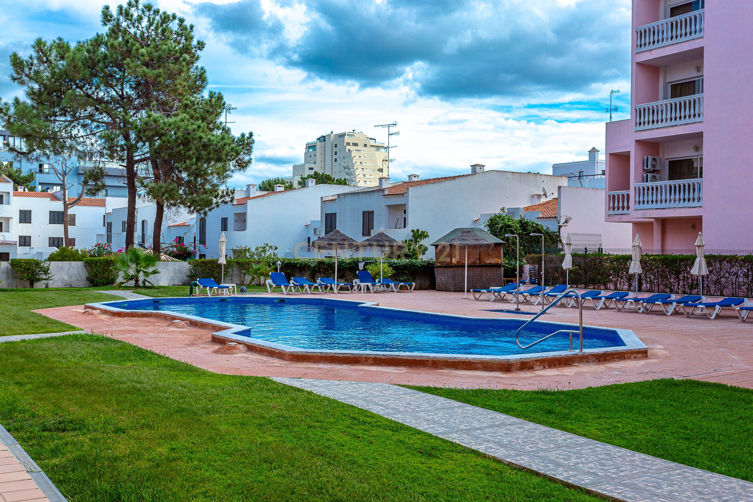 Apartamento T2 no Prestigiado Condomínio Fechado Parque dos Reis - Monte Gordo, Algarve - Image 1