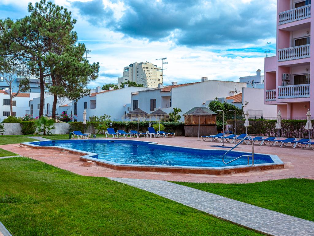 Apartamento T2 no Prestigiado Condomínio Fechado Parque dos Reis - Monte Gordo, Algarve - Image 1